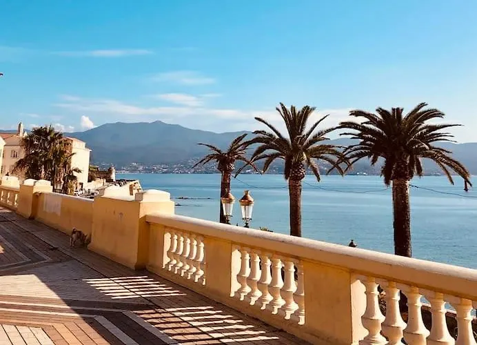 F3 De Charme Centre Apartment